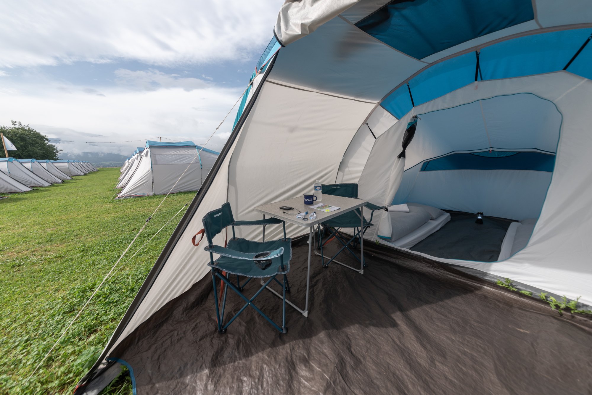 <p>Een volledig ingerichte tent staat klaar voor je aankomst. Je kunt ook een kampeerset huren om je ervaring nog beter te maken.</p>
