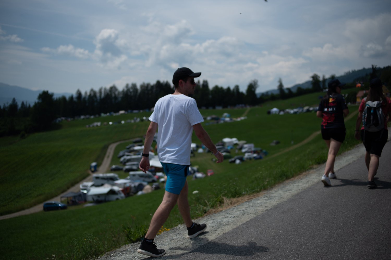 Wir bauen unsere Camps in großartigen Gegenden auf, sodass Sie immer nur etwa 20 Minuten vom Eingang der Rennstrecke entfernt sind!